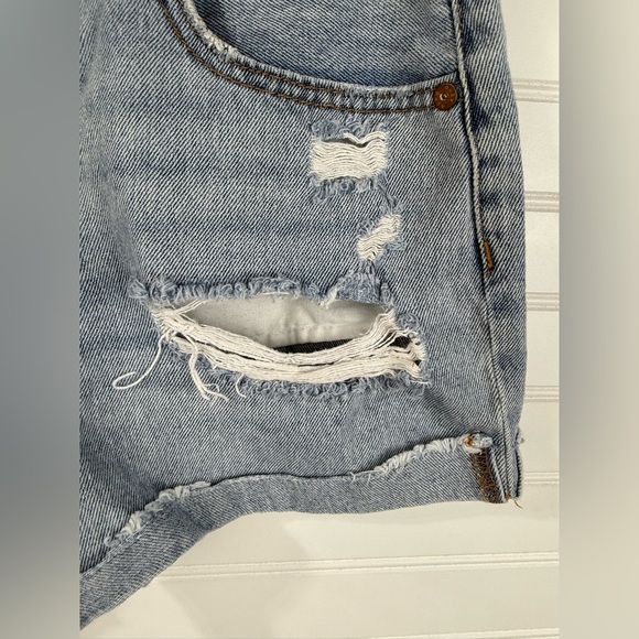 Aeropostale women’s light wash distressed holes, cuffed mom short. Size 6 - Picture 4 of 6